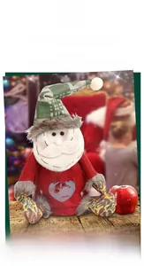 Detalle de Papá Noel de peluche con bordado de copos y zapatos con estampado de leopardo