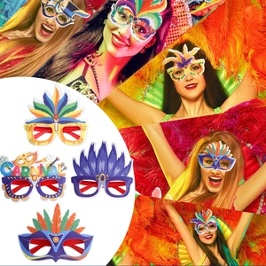 Detailopname van kleurrijke papieren carnavalsbrillen met veren en glitters