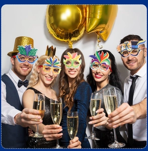 Vrienden met champagneglazen die kleurrijke carnavalsfeestbrillen met veren dragen