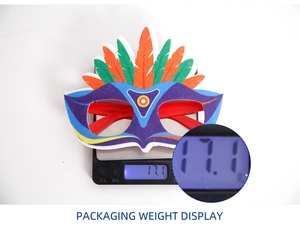 Detail van het ultralichte carnavalsmasker van slechts 17,1 g op een digitale weegschaal