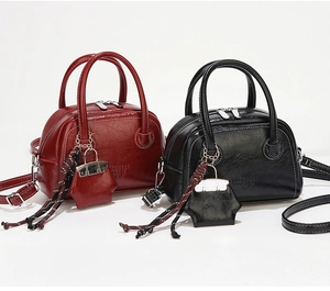 Détail de sacs Boston en cuir huilé vintage avec breloque étoile et fermeture éclair