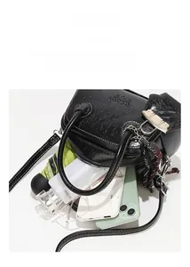Vue détaillée d'un sac plissé noir à grande capacité montrant le rangement intérieur
