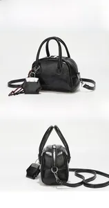 Vues de face et de profil d'un sac à main noir vintage texturé avec pendentif en étoile