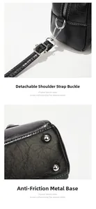 Détail de la boucle métallique amovible et des clous de protection sur un sac en cuir noir
