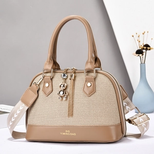Sac à main tissé tendance en kaki avec pendentif ours et large bandoulière