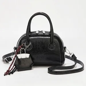 Sac Boston Femme Cuir PU Poignée Supérieure Bandoulière Avec Sangle Amovible Et Mini Charme De Sac Mode Décontractée