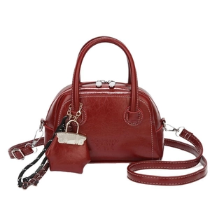 Sac à main rouge foncé en similicuir avec bandoulière réglable et double poignée