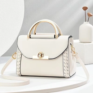 Sac bandoulière crème minimaliste avec poignée dorée et texture tissée sur le côté