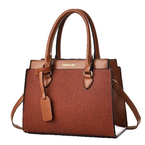 Sac à main marron à rayures verticales et texture plissée avec bandoulière amovible