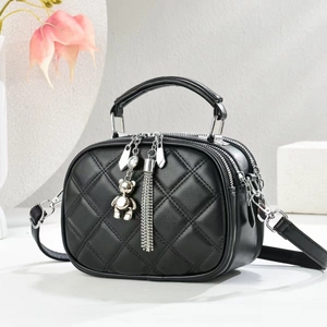 Sac à Bandoulière Matelassé pour Femme en Cuir PU Mini Sac à Main Avec Pendentif Ours Et Gland Petit Sac Messager Mode