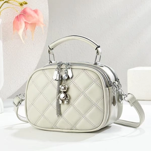 Mini sac à bandoulière matelassé vert avec pendentif ours et détails argentés