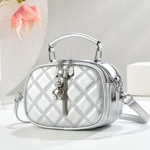 Mini sac bandoulière argenté matelassé avec pendentif ours et doubles compartiments zippés