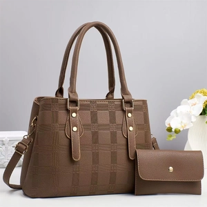 Set borsa a mano marrone goffrata con portafoglio coordinato e tracolla regolabile