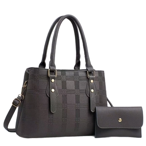 Set borsa a mano e portafoglio grigio scuro con goffratura a scacchi e tracolla