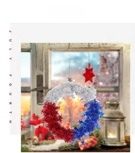 Nahaufnahme vom USA Unabhängigkeitstag Kranz mit rot silber blauen Sternen