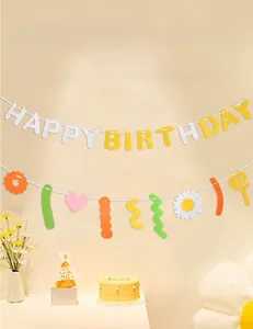 Détail de bannières d'anniversaire en feutre coloré avec marguerites et formes de cœur