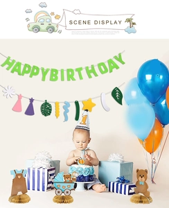 Détail du kit 1er anniversaire avec bannière marguerite, alvéoles et chapeau rayé bleu