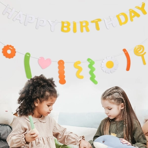 Détail de la guirlande marguerite en feutre et bannière Happy Birthday pour fête d'enfant