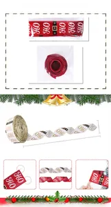Detalle de cintas navideñas con estampado HO HO HO en rojo y beige con diseños de cinturón