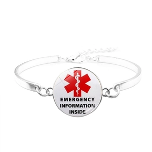 Vue détaillée du bracelet d'alerte médicale argenté avec le symbole d'urgence rouge