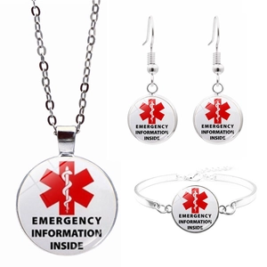 Détail d'un ensemble de bijoux d'alerte médicale avec collier, boucles d'oreilles et bracelet info