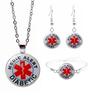 Détail du kit de bijoux d'alerte médicale pour diabétiques avec collier et bracelet