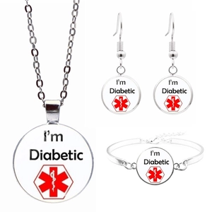 Détail du kit de bijoux d'alerte médicale argenté avec étoile de vie et texte Diabétique