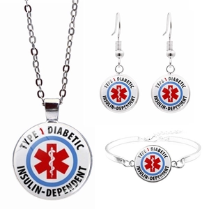 Détail de parure médicale diabète type 1 comprenant collier, boucles d'oreilles et bracelet