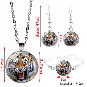 Parure de bijoux tigre en verre de quatre pièces avec collier, bracelet et boucles
