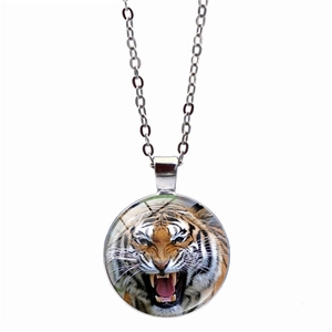 Collier tête de tigre avec pendentif en verre et chaîne argentée style audacieux
