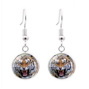Boucles d'oreilles cabochon en verre tête de tigre avec motif réaliste sur fond blanc