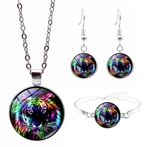 Ensemble détaillé de bijoux tigre argenté avec motifs artistiques en dôme de néon