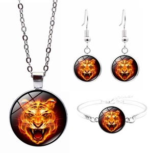Détail macro du set de bijoux en alliage argenté avec cabochons en verre tigre de feu