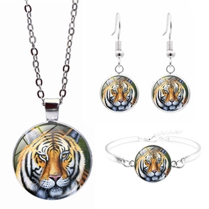 Détail de la parure de bijoux cabochon en verre tigre avec collier boucles et bracelet