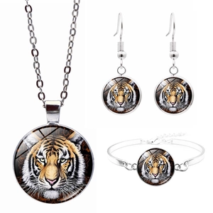 Détail d'une parure de bijoux tigre quatre pièces argentée avec collier et bracelet