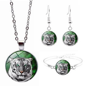 Détails d'une parure de bijoux avec cabochon en verre tigre blanc et collier argenté