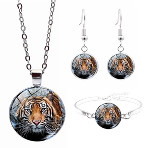 Vue détaillée de l'ensemble de bijoux quatre pièces avec pendentifs cabochon tigre