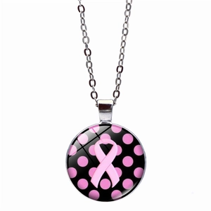 Collar con colgante de lazo rosa para el cáncer de mama sobre fondo blanco impecable