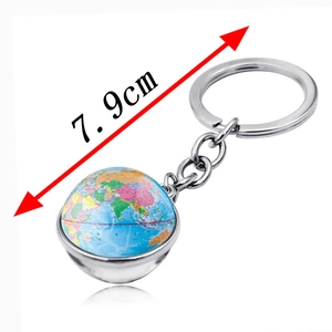 Porte-clés globe de 7,9 cm avec carte du monde double face et anneau en métal poli