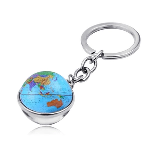 Vue détaillée du porte-clés globe argenté montrant la carte du monde et le métal poli