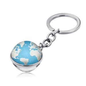 Détail d'un porte-clés globe en verre double face avec pendentif carte en métal argenté