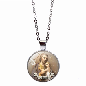 Détail du collier pendentif Saint Joseph avec cabochon en verre et chaîne argentée