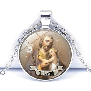 Détail du pendentif cabochon St. Joseph avec cadre en métal argenté et chaîne assortie