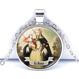 Détail du collier de la sainte Rose avec chaîne argentée et cabochon en verre religieux