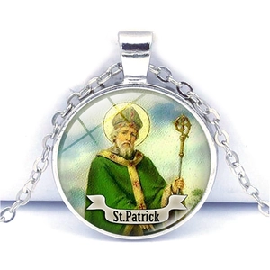 Détail macro du pendentif cabochon en verre St. Patrick avec chaîne en alliage argent