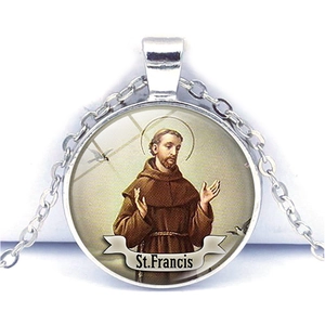 Détail du pendentif religieux Saint-François en verre sur chaîne argentée