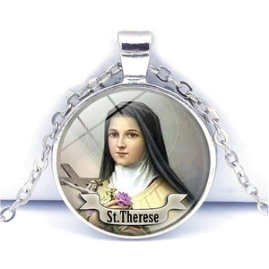 Détail du pendentif religieux Sainte Thérèse avec chaîne argentée et cabochon verre