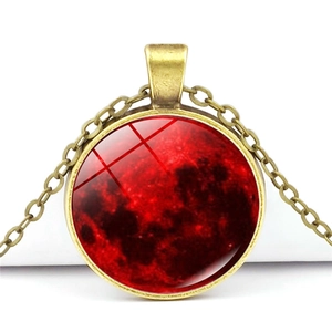 Collier gothique lune de sang avec cadre en métal bronze et pendentif céleste