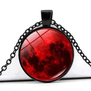 Collier pendentif lune de sang gothique en verre avec cadre en métal noir et chaîne