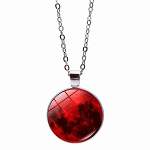 Détail du pendentif dôme en verre lune de sang sur une chaîne en métal argenté